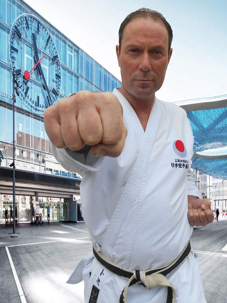 Karate Aarau Tommy Scheidegger aus Küttigen ist Karate-Ehrenmitglied und Experte für Nahkampf und Selbstverteidigung der Kampfsportschule Aarau