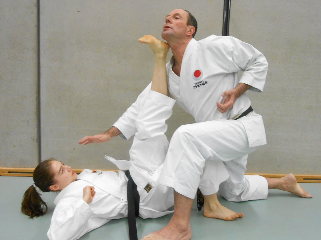 Der Bodenkampf ist am bekanntesten im Brazilian Jiu Jitsu oder im Judo. Es gibt ihn aber auch im Karate, wenn auch sehr selten. Effektive Selbstverteidigung in Aarau. Mehr Kampfkunst als Kampfsport.