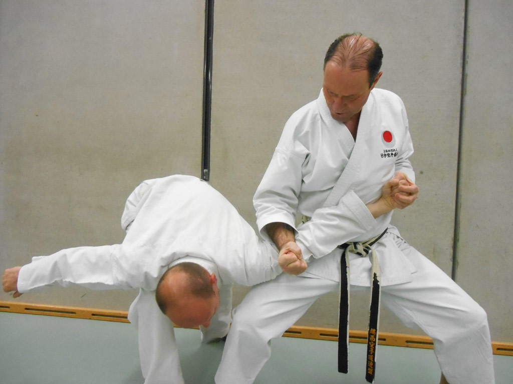 Effektive Selbstverteidigung auf Basis Karate in Aarau mit Tommy Scheidegger aus Küttigen und Michael Baumann aus Möriken. 