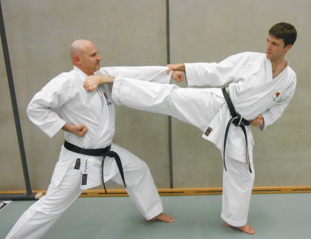 Effektive Selbstverteidigung auf Basis Karate in Aarau. Michael Waldmeier mit Ismet Duro.