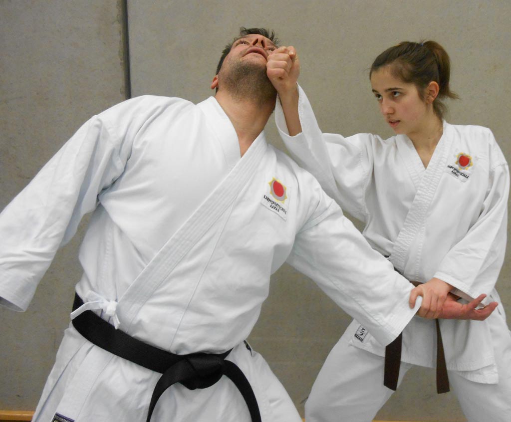 Effektive Selbstverteidigung in Aarau auf Basis Karate. Alessia Ferro aus Schönenwerd und Roger Degen aus Lostorf bei Stüsslingen