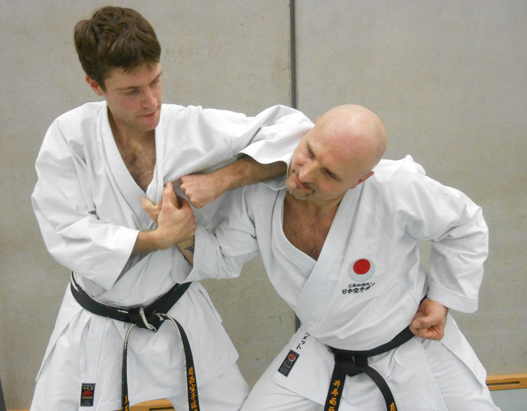 Effektive Selbstverteidigung auf Basis Karate in Aarau. Michael Waldmeier mit Ismet Duro. Ellbogenschlag im Nahkampf.