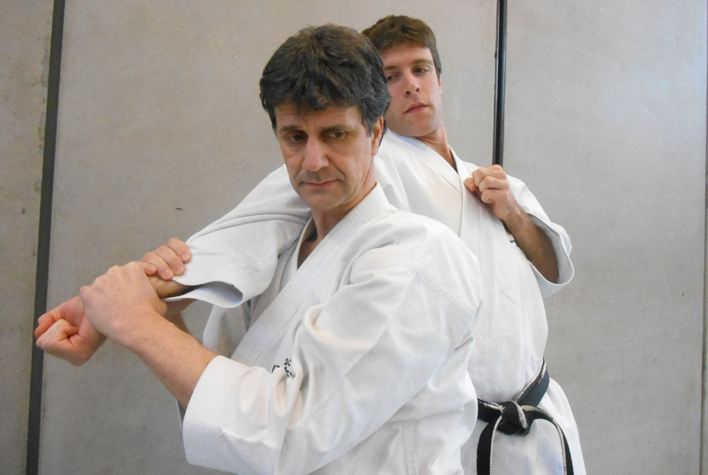 Effektive Selbstverteidigung auf Basis Karate in Aarau. Roman Biehler aus Buchs Aarau mit Hebeltechnik gegen Michael Waldmeier aus Rombach
