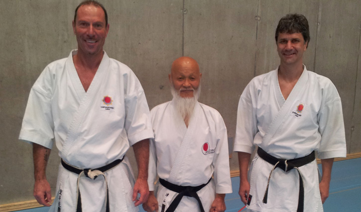 Sensei Hideo Ochi, off. Vertreter der Japan Karate Association in Deutschland mit Tommy Scheidegger, Leiter Kinder-Karate (l) und Roman Biehler, stv. Leiter Karate Erwachsene/Jugend der Kampfsportschule Aarau.