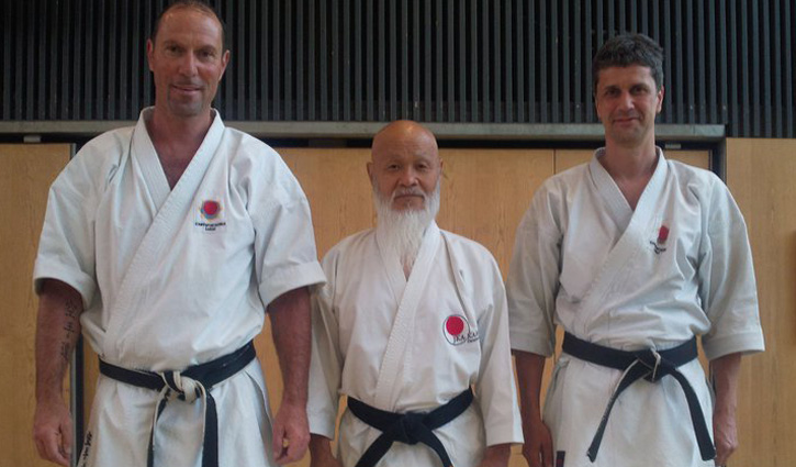 Karate-Legende Hideo Ochi mit Tommy Scheidegger, Ehrenmitglied aus Küttigen und Karate-Instruktor Roman Biehler aus Buchs der Kampfsportschule Aarau