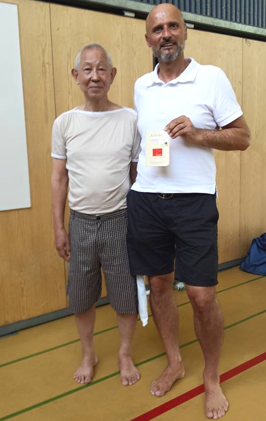 Ismet Duro aus Gränichen und SKR-Chefinstruktor Koichi Sugimura. Kampfsportschule Aarau. Karate Qi Gong Tai Chi Yoga Meditation