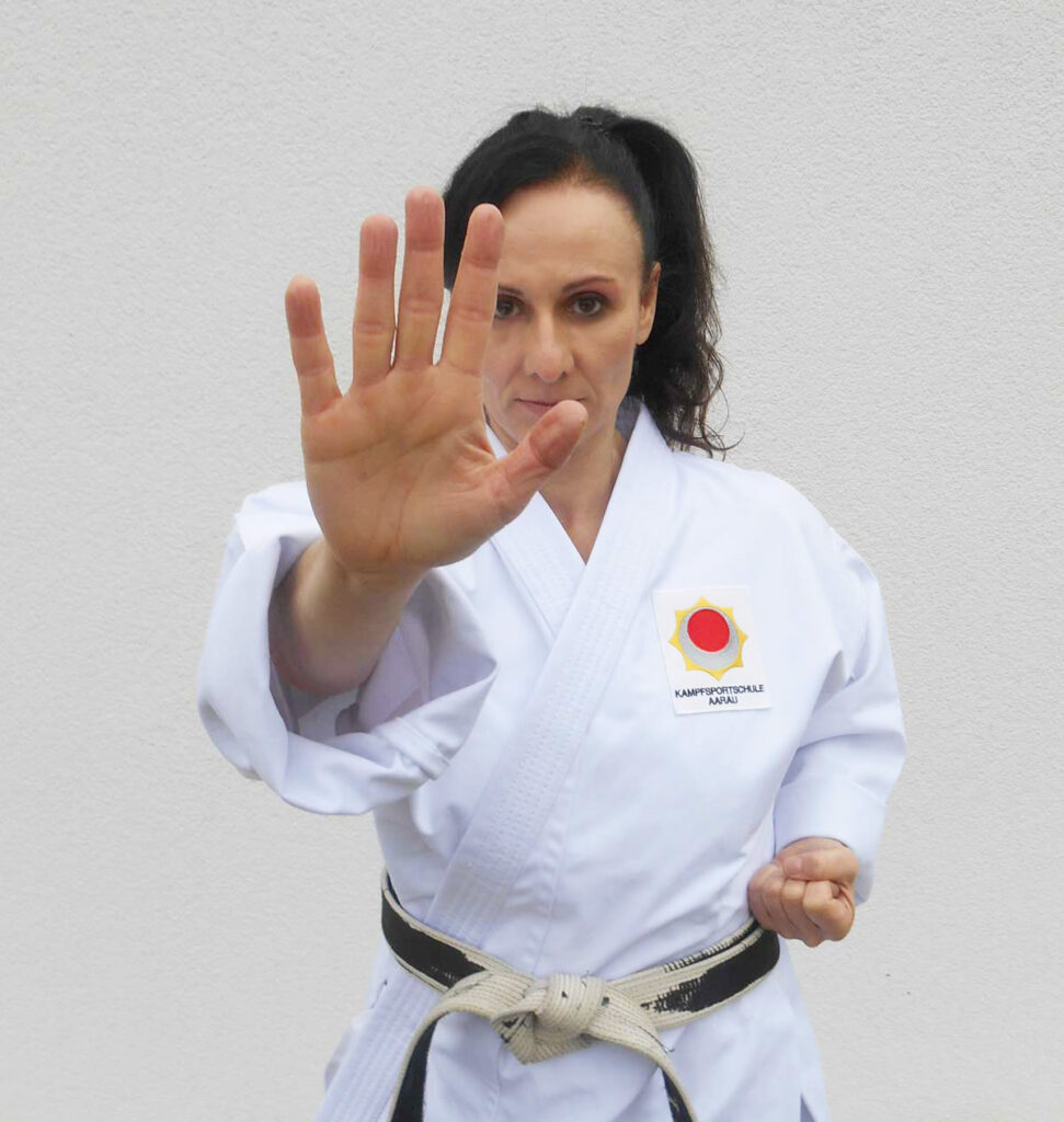 Wer deutlich und resolut sagen kann: 'Stopp! Hier ist eine Grenze', hat gute Chancen, sich in Konfliktsituationen durchzusetzen, ehe es zu Übergriffen kommt. Karin Lüscher, Karate-Instruktorin der Kampfsportschule Aarau
