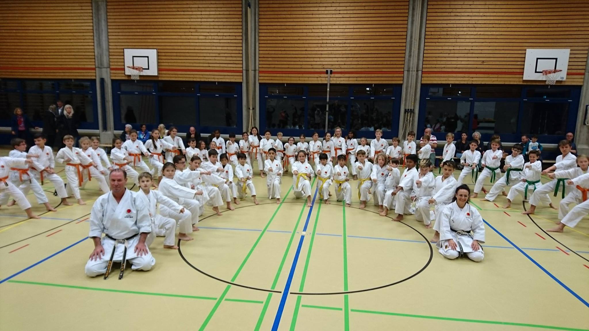 Spezialist in Kinder-Karate (6-12 Jahre) und Bonsai-Karate (4-5 Jahre) mit 25 Jahre Erfahrung im Unterricht von Kindern. Mitglieder kommen auch aus Frick, Däniken, Menziken, Rothrist, Erlinsbach, Schönenwerd, Suhr, Lenzburg, Dulliken, Aarburg, Oftringen, Zofingen, Muhen, Hunzenschwil, Schöftland zu uns.