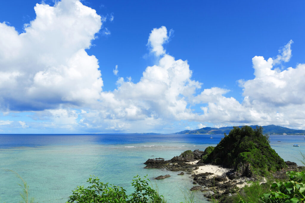 Die Geschichte des Karate: Der Strand auf der japanischen Insel Okinawa. Okinawa/Japan ist der Geburtsort von Karate und Kobudo!
