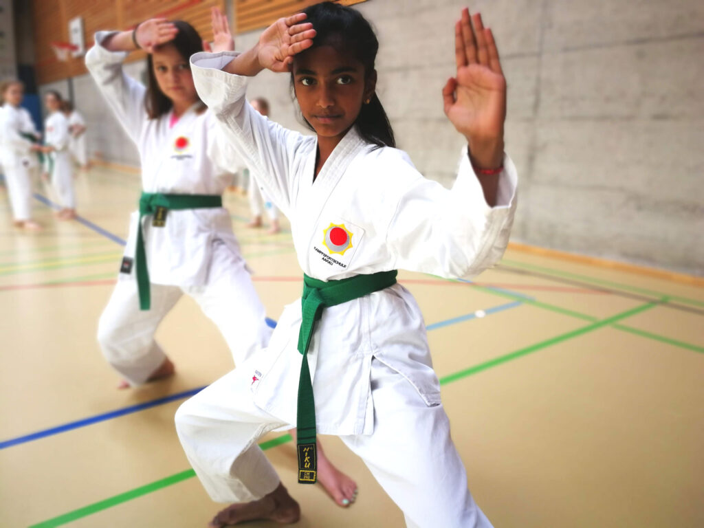 Karate Kids Dennis aus Birr mit Simone aus Gränichen. Freude und sehr gute Ausbildung im Kinder Kampfsport. Wir praktizieren trad. Shotokan Karate.