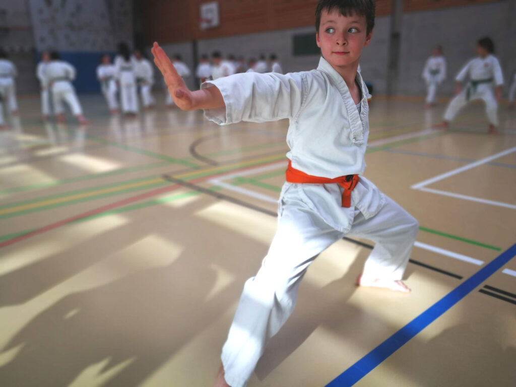 Karate Todor aus Oberentfelden vorbildlich während dem Kinder-Karate in unserer Karateschule
