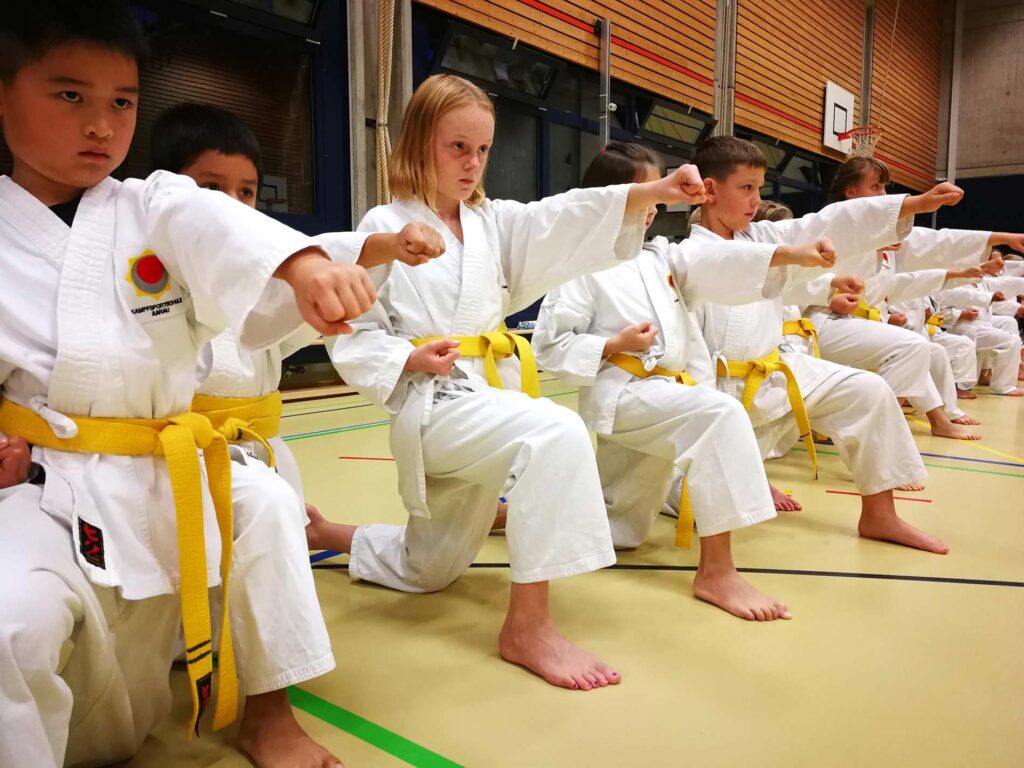 Die Kinder trainieren vorbildlich die tiefen Karate-Stellungen, ein Erkennungszeichen vom Shotokan Karate. Ort: Turnhalle Neue Kantonsschule Aarau (Zelgli), wo unser Kinder-Trainings staffinden.
