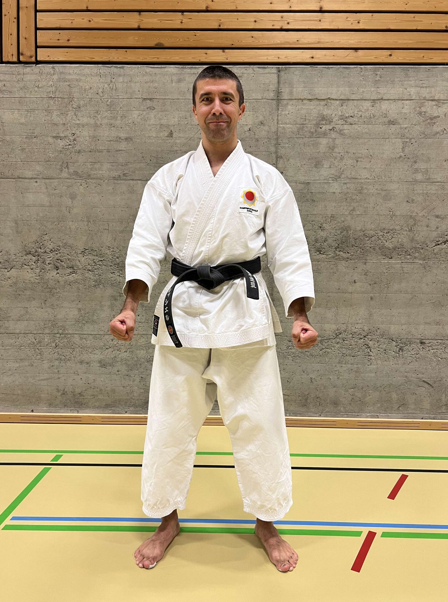 Karate-Schwarzgurtträger Andrey Sluzhivoy aus Aarau, Karate-Assistent Instruktor für Erwachsene/Jugendliche