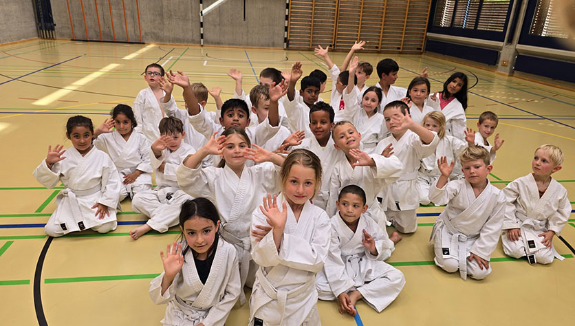 Die Kinder der Kinder-Karate-Gruppe 2 freuen sich über ihren Erfolg an der letzten Karate-Prüfung in der Kampfsportschule Aarau