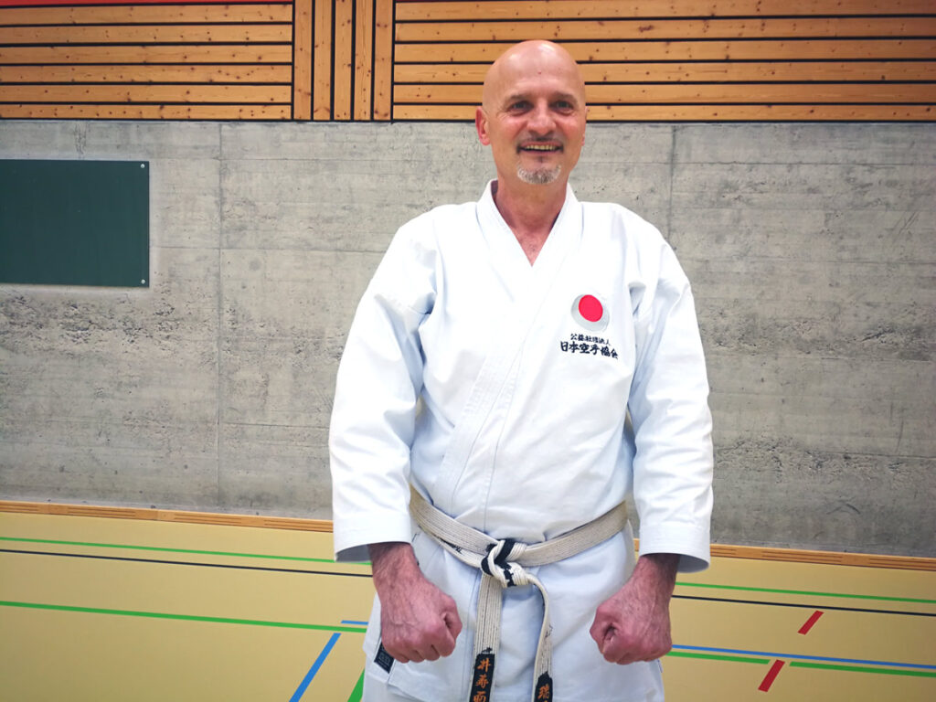 Karate-Instruktor Ismet Duro aus Gränichen unterrichtet Kinder an unserer Karateschule in Aarau