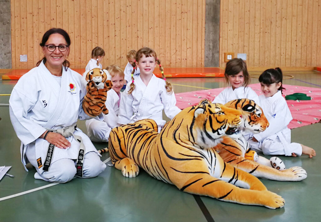 Karate Kinder im Bonsai Aarau (4 - 5 Jahre) an der Kampfsportschfule Aarau. Bonsai Karate Leiterin Karin Lüscher aus Unterentfelden.