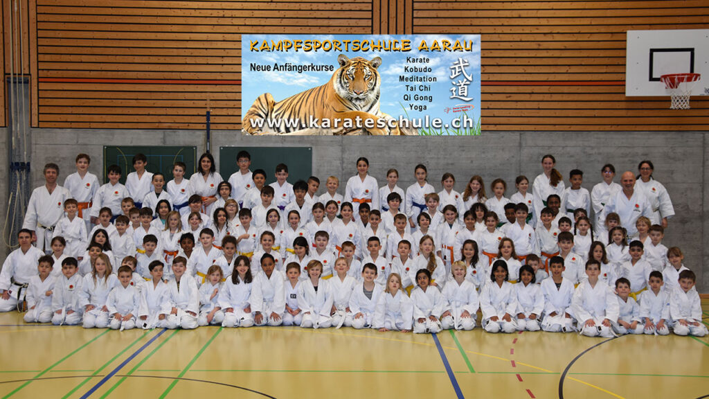 Karate Kinder der Kampfsportschule Aarau mit Instruktoren-Team