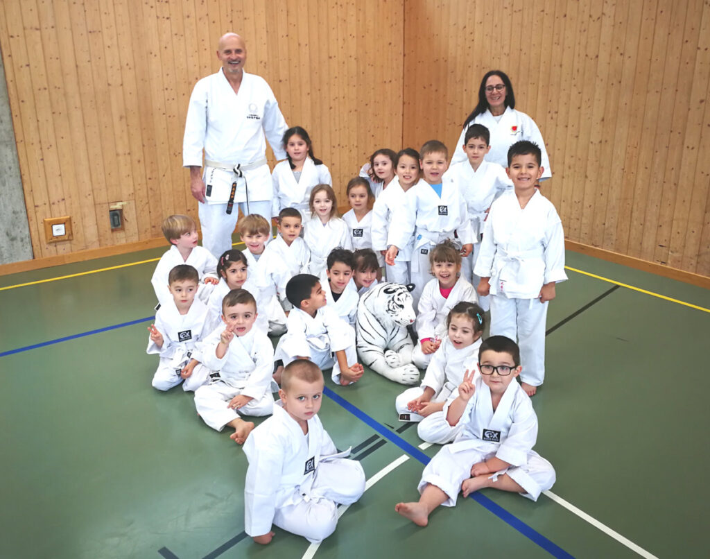 Stolze Bonsai-Karatekids mit dem weissen Tiger, der nur kam, weil es draussen Schnee hatte. 