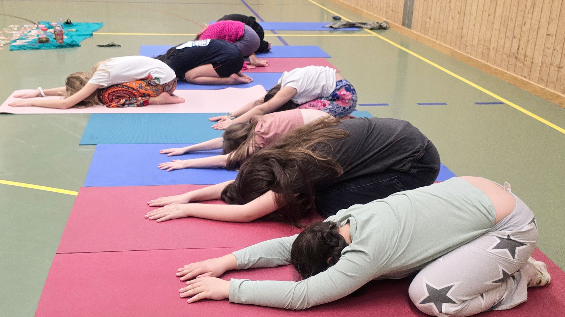 Die Yoga-Kids der Kampsportschule lieben Balasana, die Stellung des Kindes. Sie gibt Entspannung und Geborgenheit.