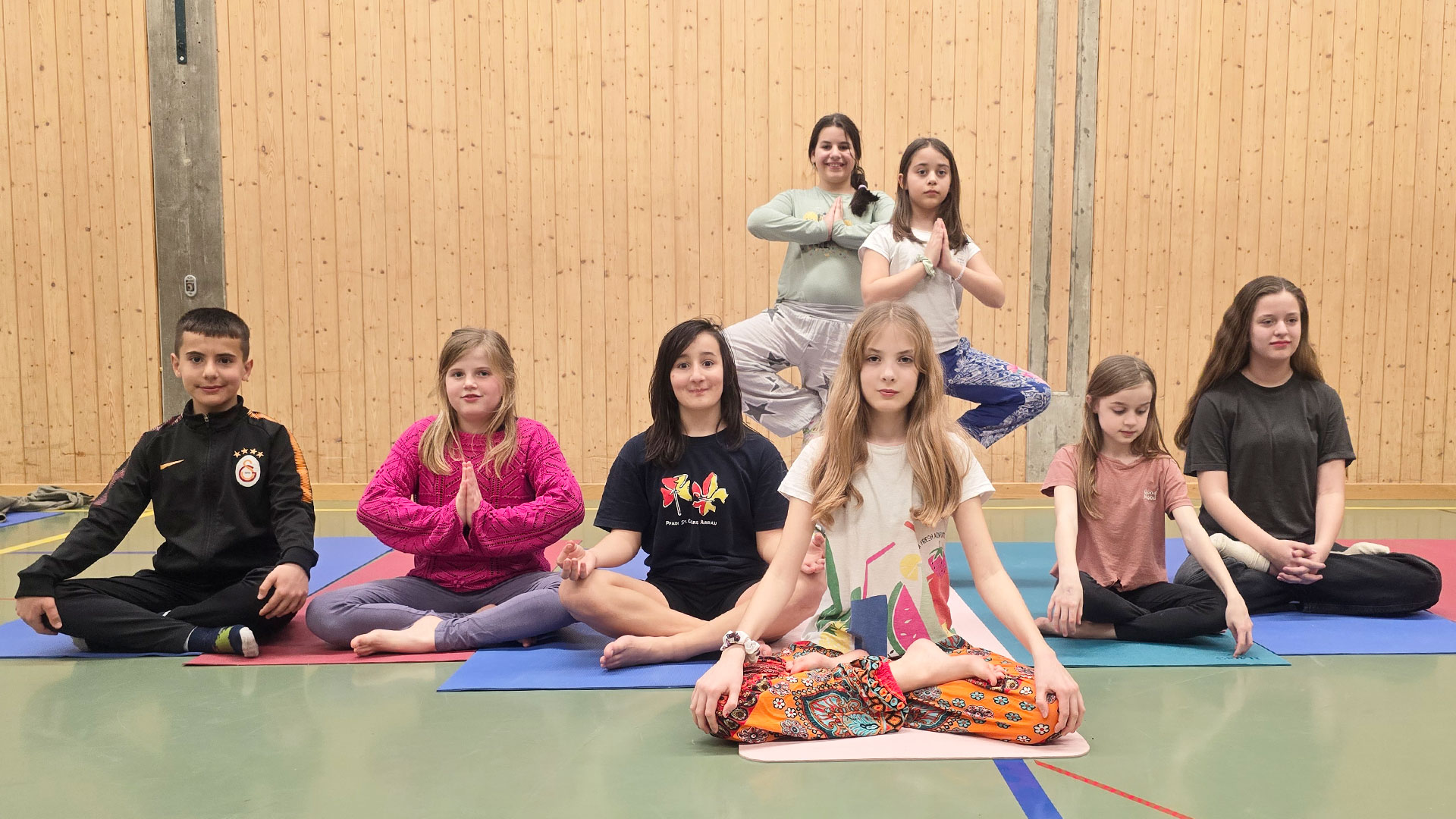 Kinder-Yoga an der Kampfsportschule Aarau: Die Kinder schätzen ihr Yoga-Wissen und zeigen es würdevoll.