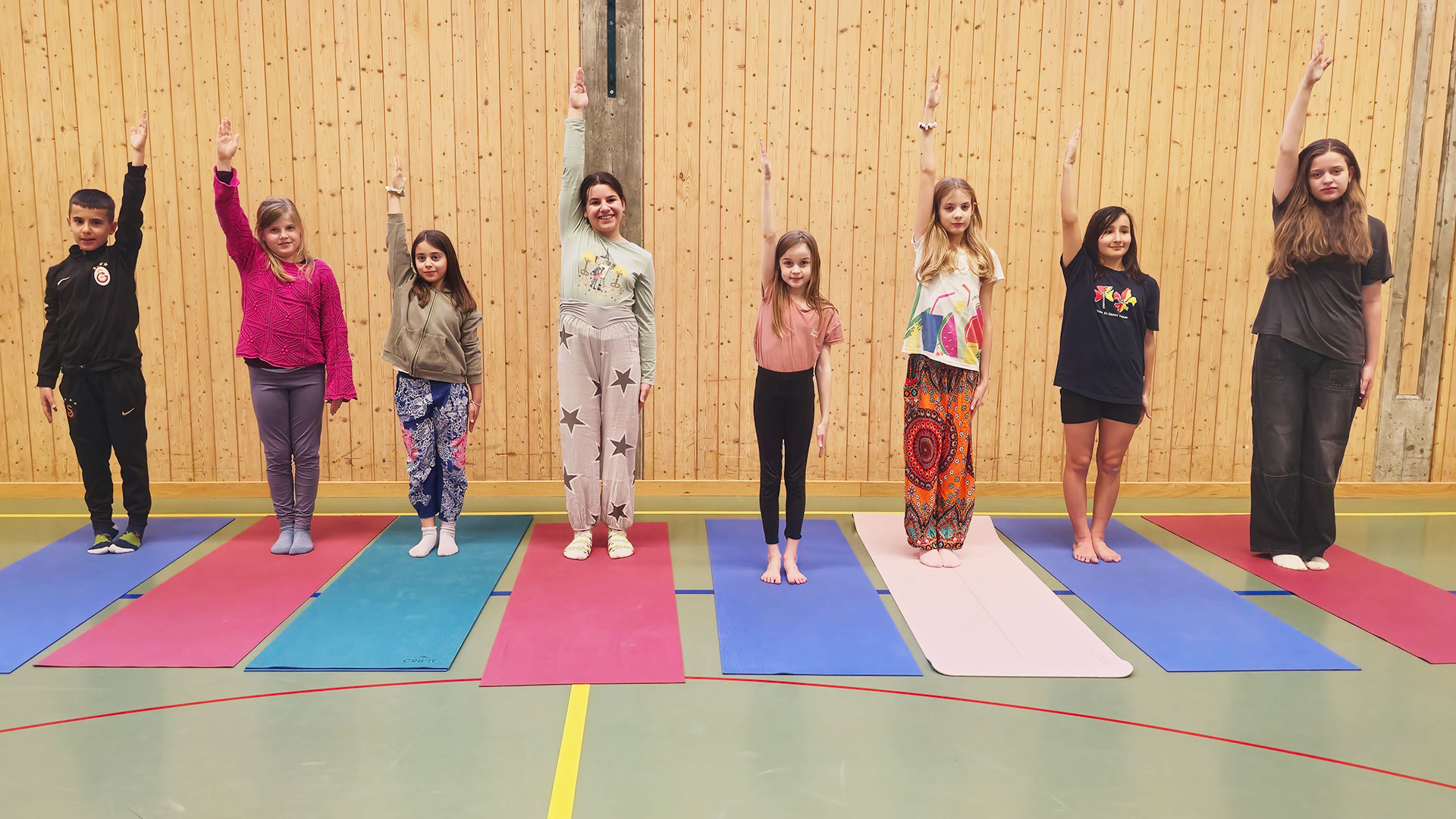 Im Kinder-Yoga der Kampfsportschule Aarau da reckt und streckt man sich... Das tut gut, bringt Stagniertes ins Fliessen.