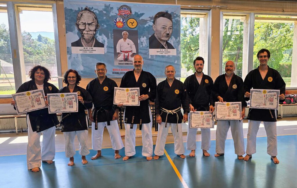Kobudo Schwarzgurtprüfungen am 26.7.2024 von Mitgliedern der Kampfsportschule Aarau im WOF-Okinawa Kobudo Seminar in Thonon les Bains (F). Tanja Morandi, Karin Lüscher, Sensei Alphonse Francine WOF Head-Instructor, Ismet Duro, Sensei Maurice Roggero WOF Head-Instructor und Leiter des Seminars in Thonon-les-Bains, Georges Nothbaar, Marcel Schöni, Lukas Hirrlinger (v.l.n.r.)