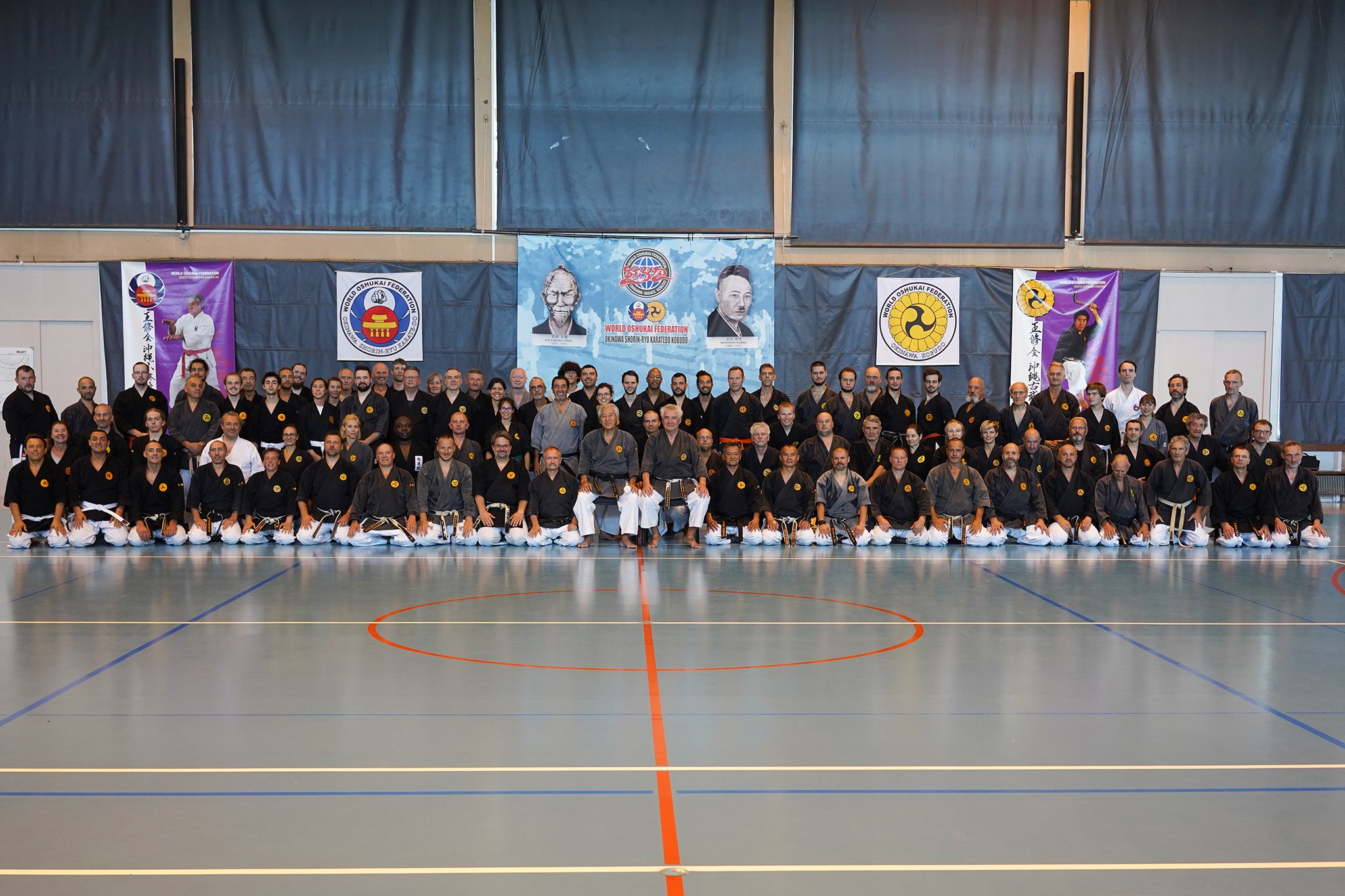 MMA, Krav Maga, Systema, Kickboxen, Boxen, Karate, Jiu Jitsu oder Brazilian Jiu-Jitsu (BJJ) sind wertvoll – keine Frage. Aber sie haben auch klare Grenzen: Die Schulung mit Waffen fehlt fast vollständig. 
