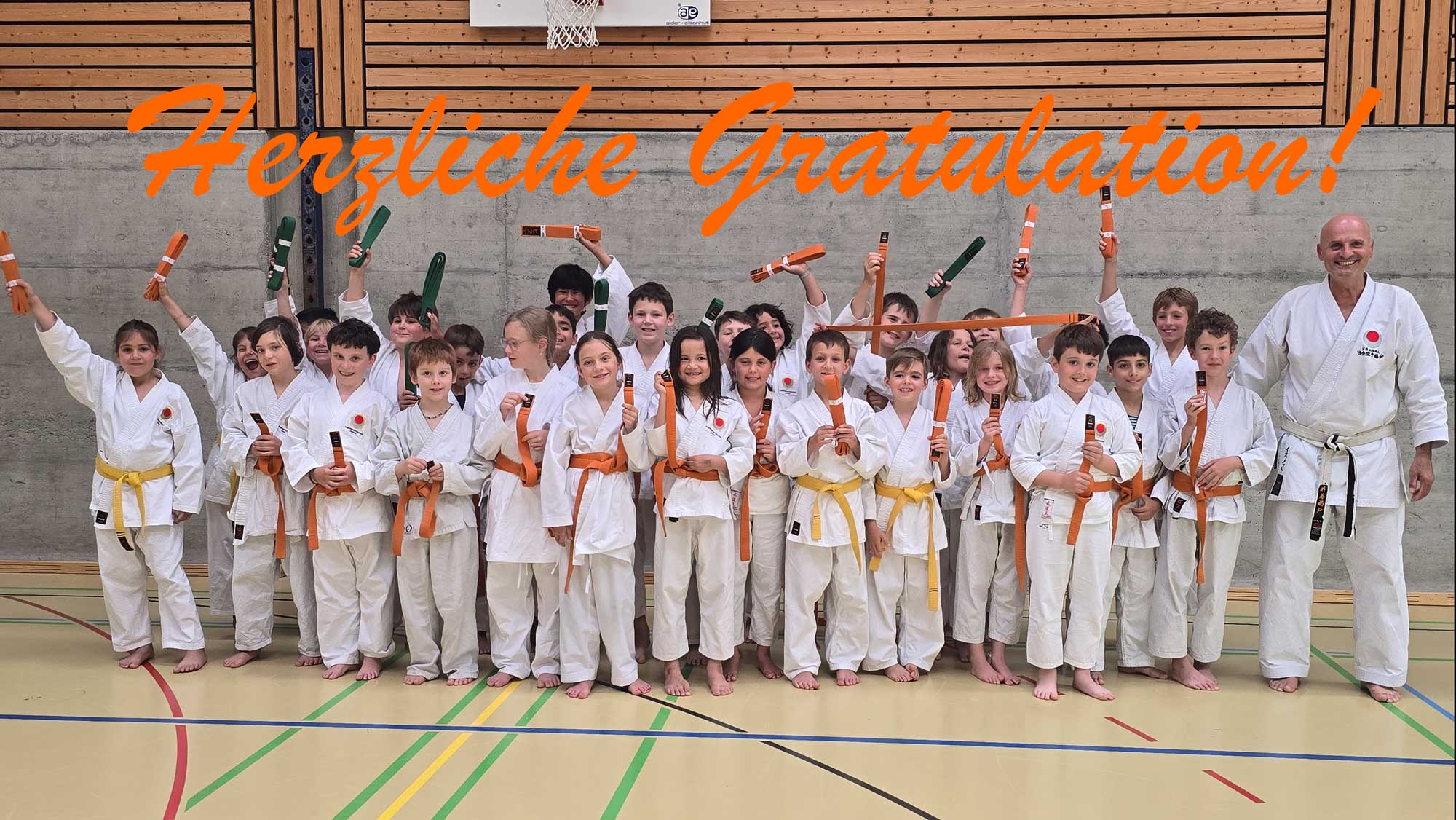 Karate Prüfung für Kinder bestanden. Kampfsport für Kinder an der Kampfsportschule Aarau - im Herzen vom Aargau. Mehrfach ausgezeichnet mit dem Swiss Leading Karatedojo Award der SKF.