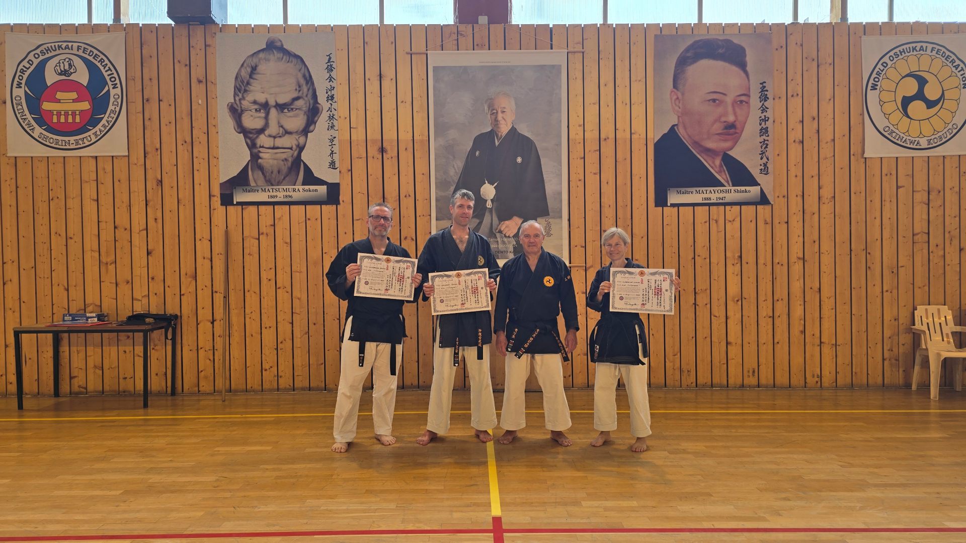 Kobudo Schwarzgurt-Prüfungen der World Oshukai Federation (WOF) im Okinawa Kobudo (Matayoshi Kobudo) im Sommer-Seminar in Thonon les Bains bestanden. Michael Waldmeier, Stephan Hochstasser, Maurice Roggero WOF Kobudo-Head-Instruktor und Leiter des Seminars in Thonon-les-Bains, Simone Silbereisen (v.l.n.r.) 