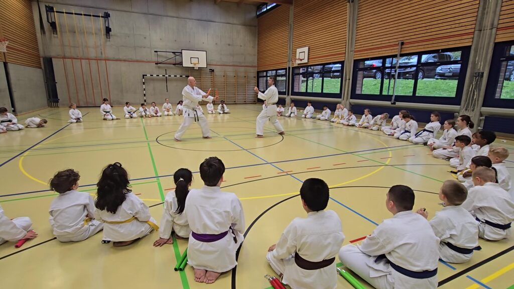 Demonstration für die Kinder im Karate. Immer sehr beliebt.