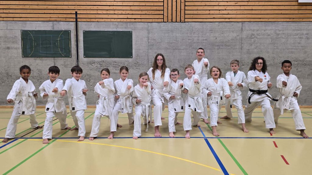 Kinder-Karate Gr. 2 mit der Instruktorin und stv. Schulleiterin Karin Lüscher