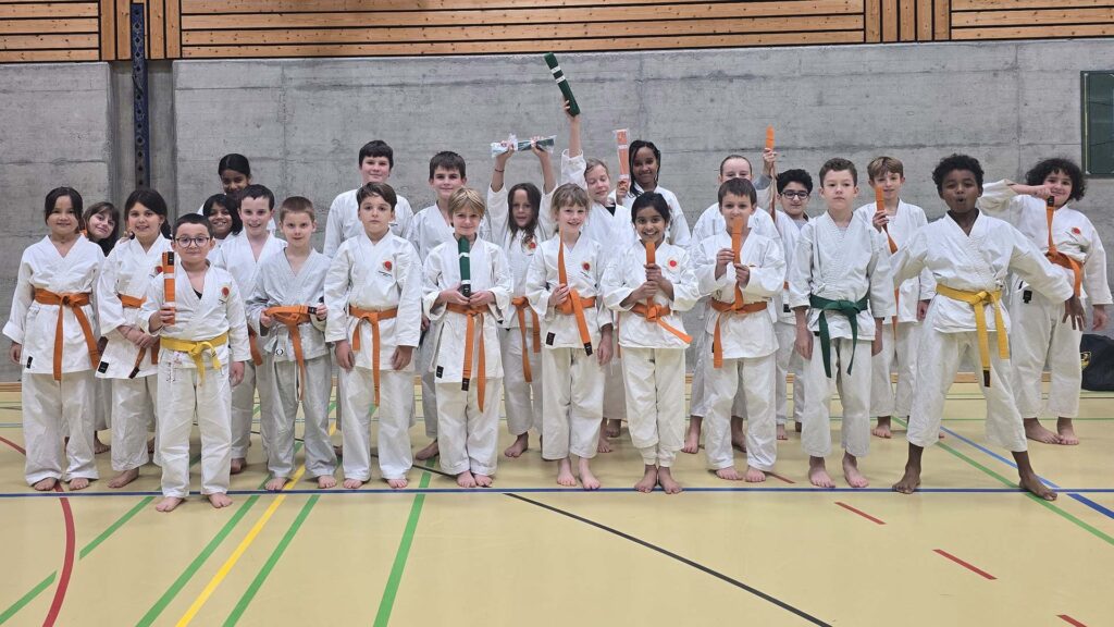 Kinder-Karate Gr. 3 der Kampfsportschule Aarau. Die Freude ist den Kindern anzusehen, die die Prüfung erfolgreich bestanden haben.