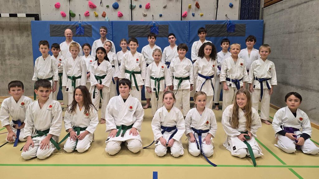 Kinder-Karate Gr. 4 der Kampfsportschule Aarau mit den Instruktoren. Sie sind stolz die Prüfung bestanden zu haben.
