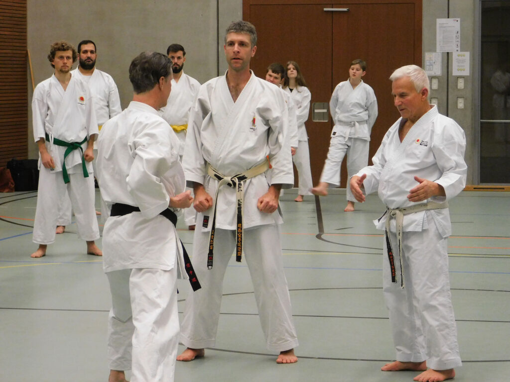SKR-Chefinstruktor Tommaso Mini in der Kampfsportschule Aarau mit den Instruktoren der Kampfsportschule Aarau Michael Waldmeier und Roman Biehler