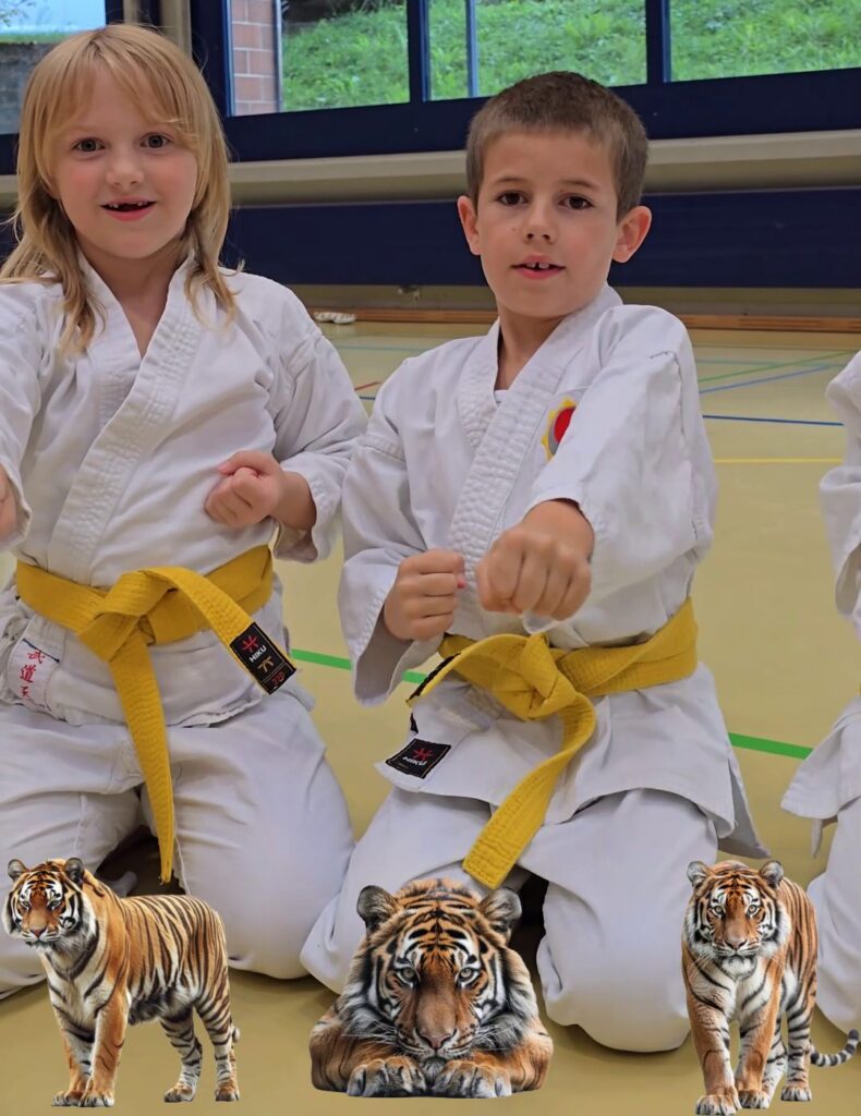 Zwei Karate Kinder aus Aarau und Erlinsbach zeigen wie begeistert sie im Karate-Training dabei sind.
