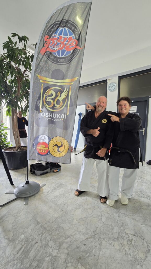 Kobudo Kampfsportler aus der Kampfsportschule Aarau. Tanja Morandi aus Teufenthal und Marcel Schöni aus Walterswil, der auch Schwarzgurtträger im Karate ist.