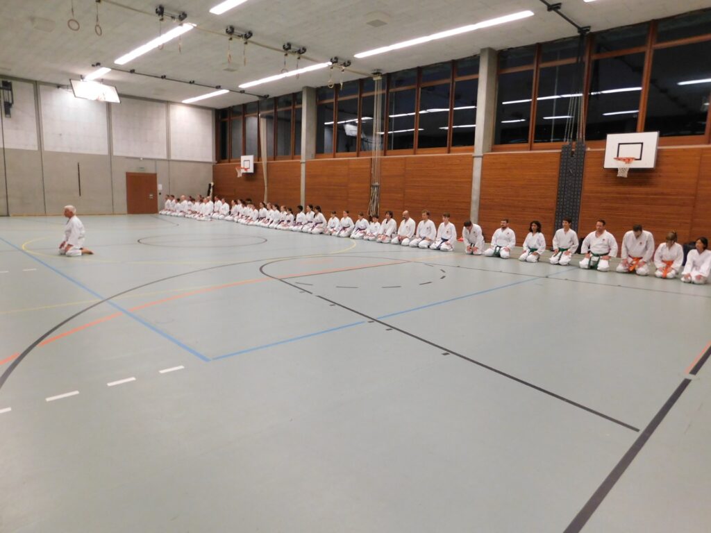 Traditionelle Schlussbegrüssung wie im Shotokan Karate üblich mit Tommaso Mini und den Karatekas der Kampfsportschule Aarau. Es war wieder ein Super-Training.